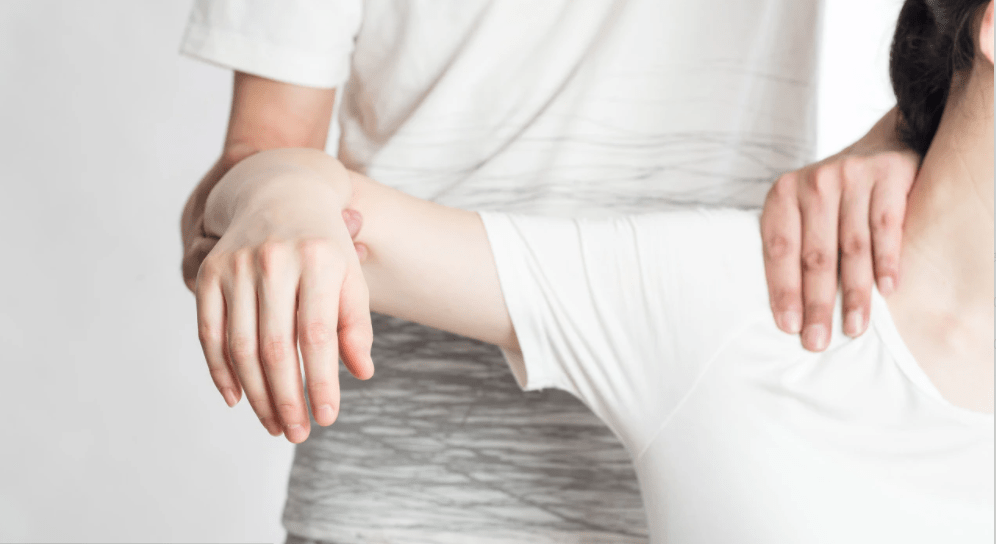 抬伸胳膊时疼痛和困难,百分之95可能是肩周炎引起的,如何自测?