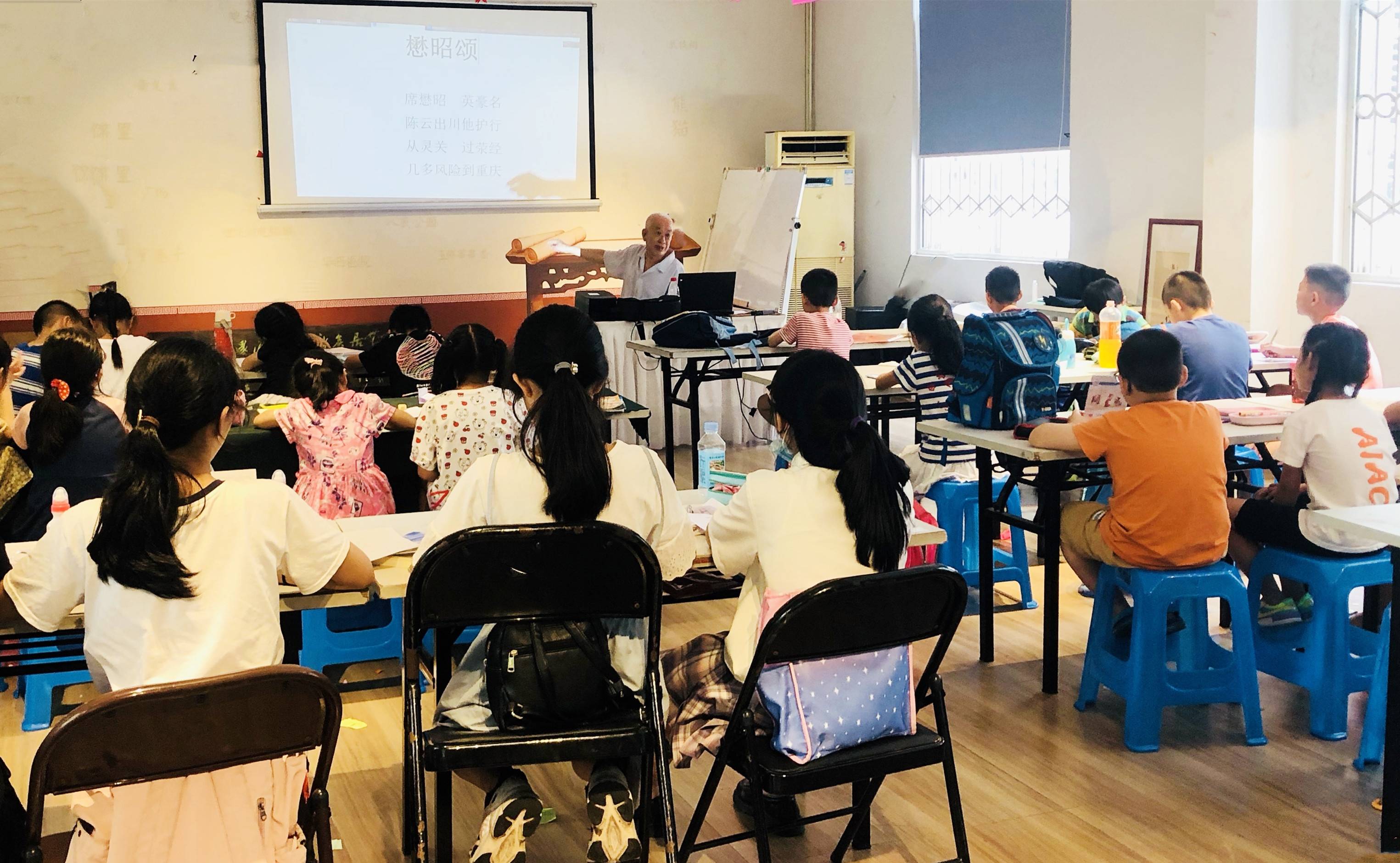 八旬老教授自编教材讲党史