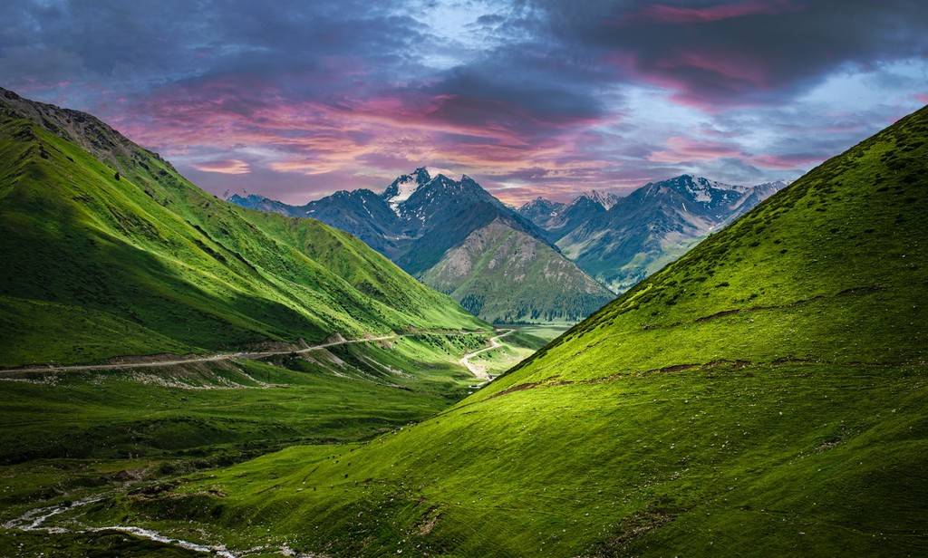 远眺新疆乔尔玛一片开阔底山草原远处是雪山