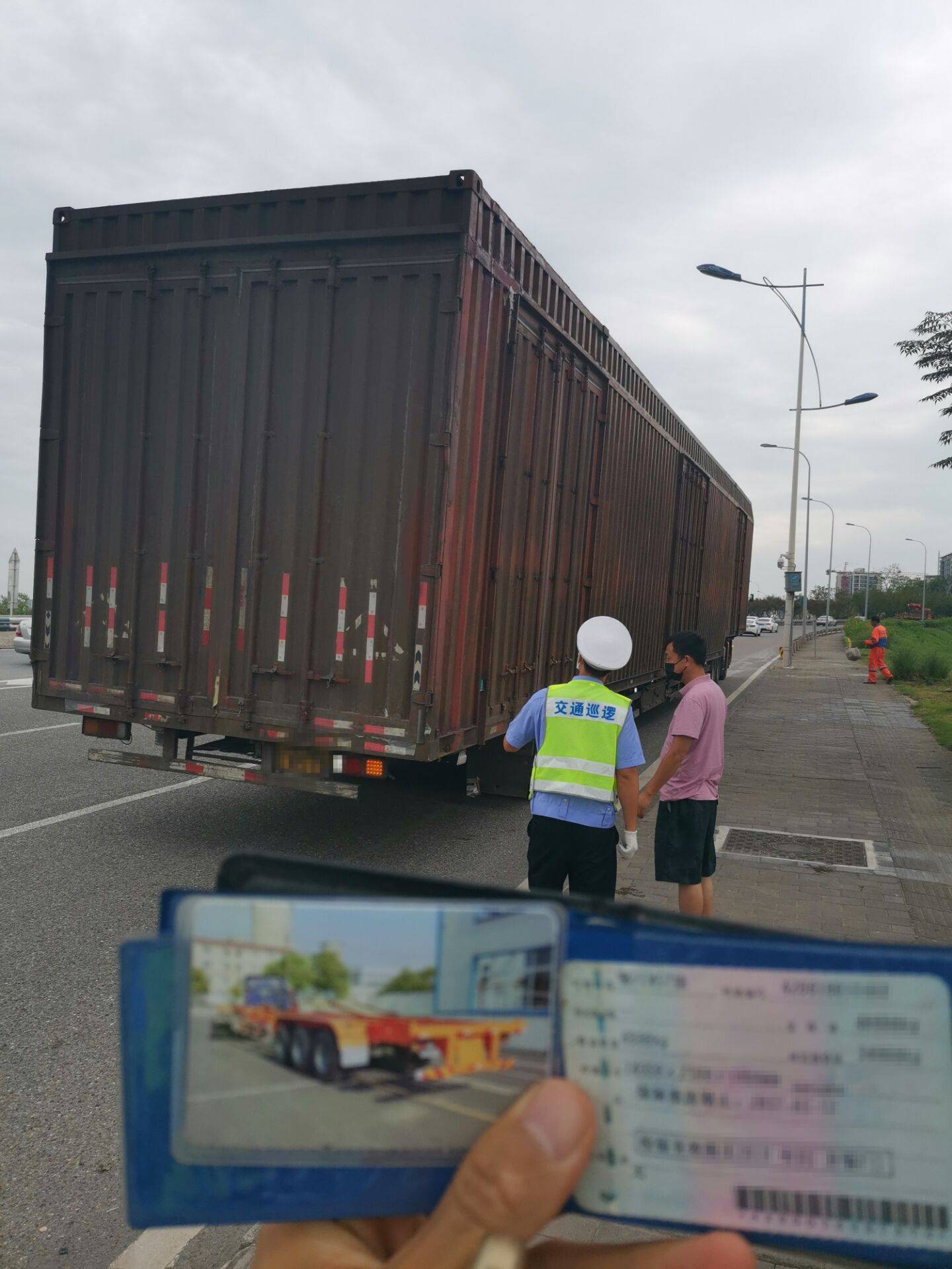 图方便 半挂车改装成"厢式货车"被沙区民警查处后:恢复原状并处罚款