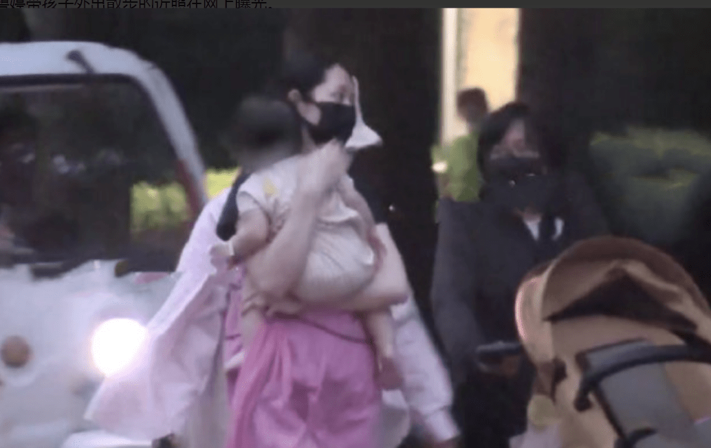 小腹|郭碧婷带女儿外出被拍,稍显吃力仍亲自抱娃,小腹微隆被疑怀二胎