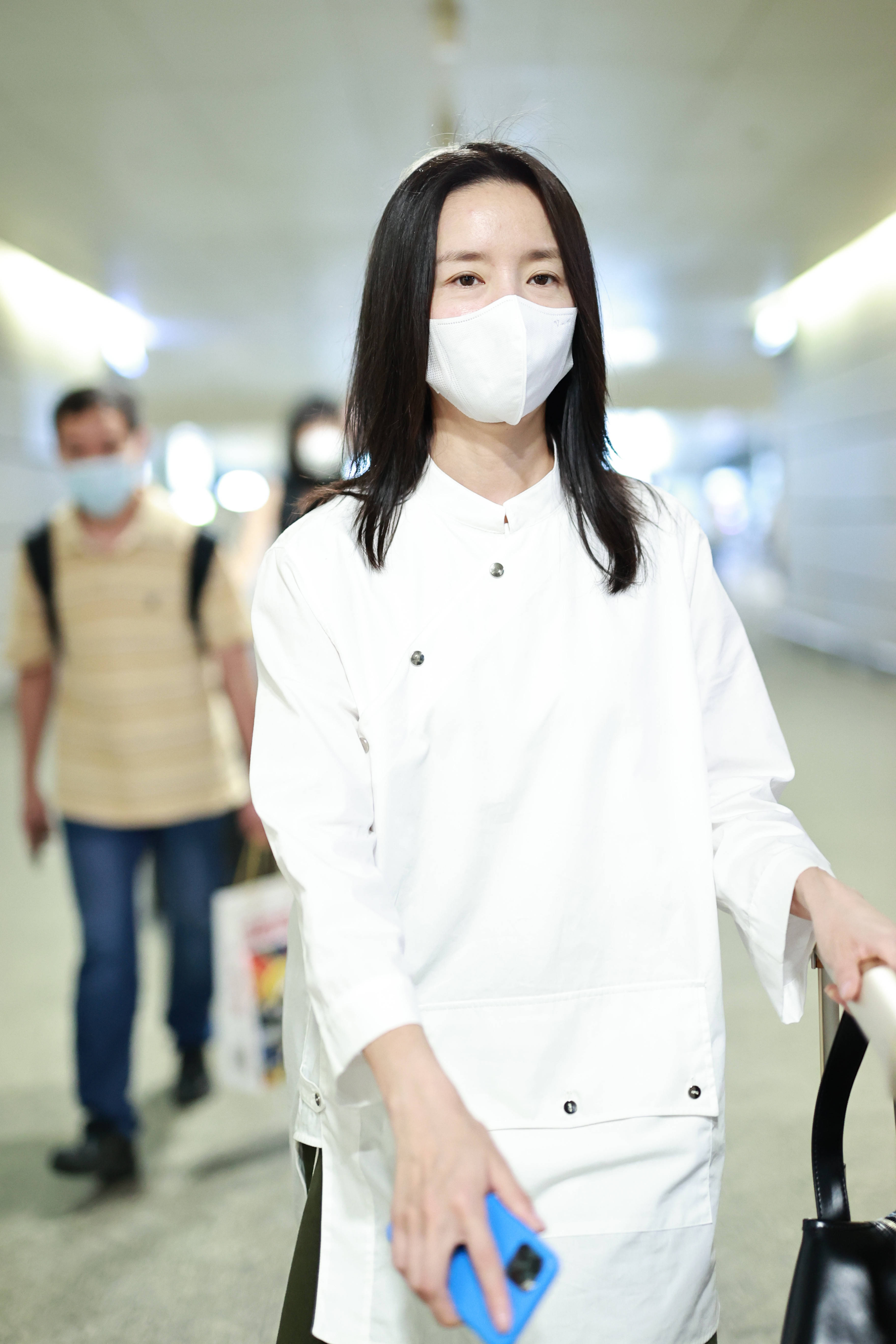 1/ 9 2021年9月12日,上海,董洁现身机场.