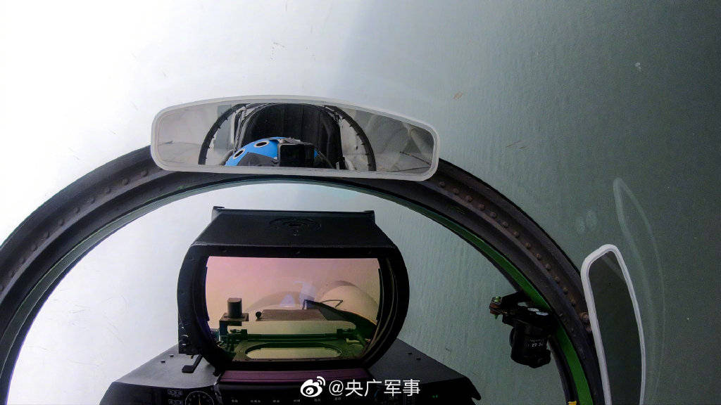 歼15战机雨中飞行 飞行员第一视角镜头曝光