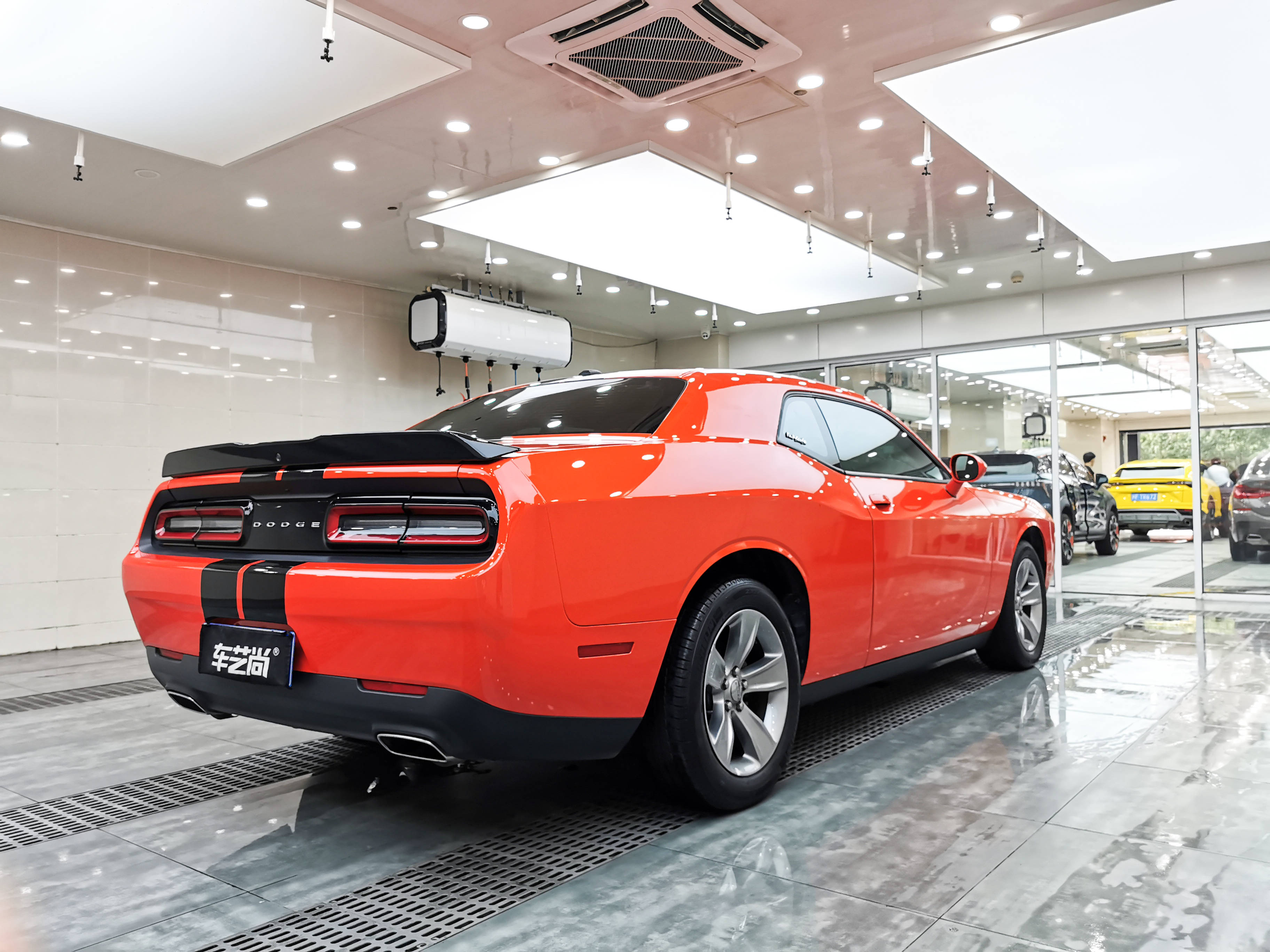 橙色的道奇挑战者贴隐形车衣