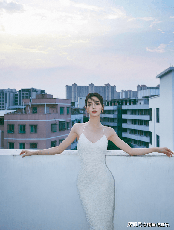 漂亮|又被钟楚曦美到了！置身顶楼拍大片好漂亮，穿吊带裙尽显曼妙身姿