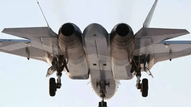 原创俄第五代战机苏57尾部完美角度照曝光四个弹仓清晰可见