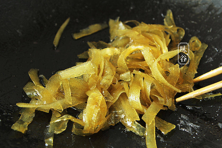 柚子|秋天这果皮扔掉太浪费，做小零食特棒，香甜有嚼劲，嗓子也爽利