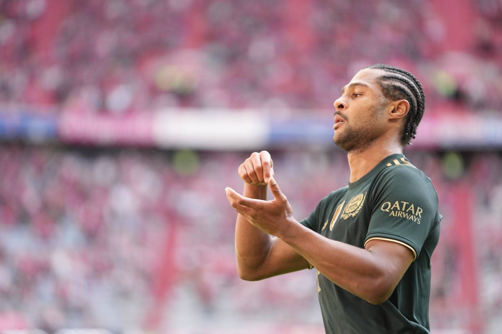 高清图:莱万被替换下场致谢球迷 穆勒基米希击掌