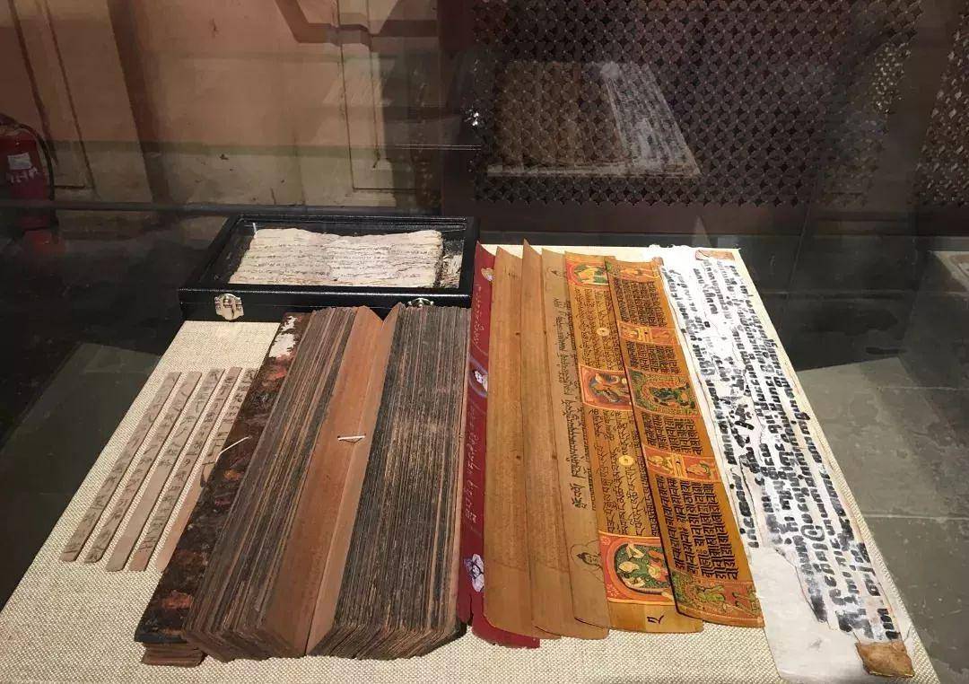 据傣文经书《佛祖巡游记》和《维生达腊》记载,贝叶经在西双版纳傣族