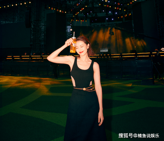 成都|41岁高圆圆不愧是优雅女神！穿小黑裙尽显细腰，披肩发好漂亮