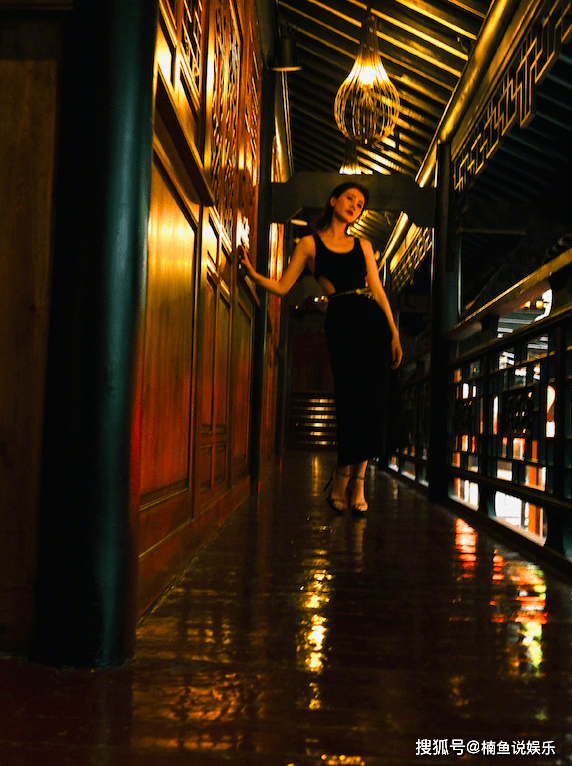 成都|41岁高圆圆不愧是优雅女神！穿小黑裙尽显细腰，披肩发好漂亮