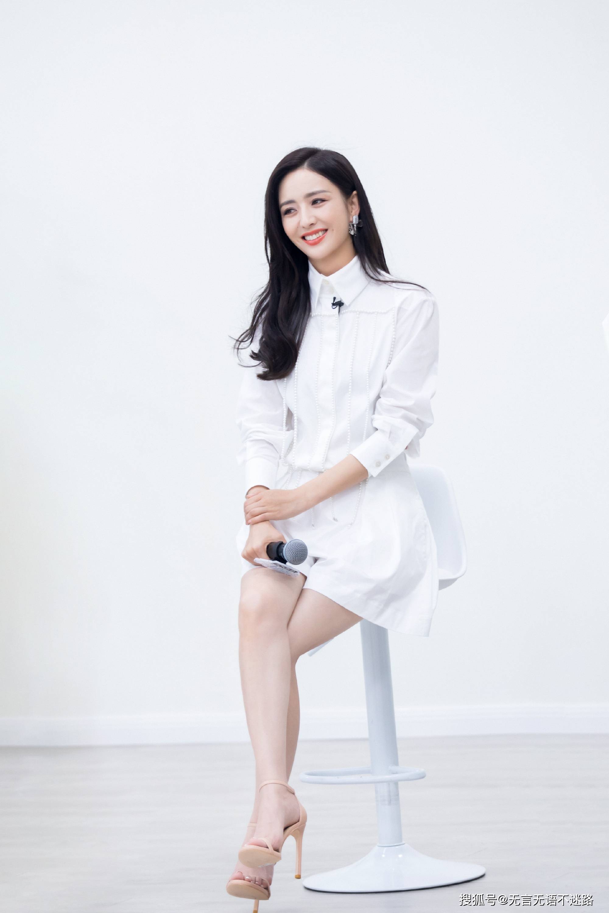 白色|丫丫真的是太适合穿白色衣服了， 绝美！