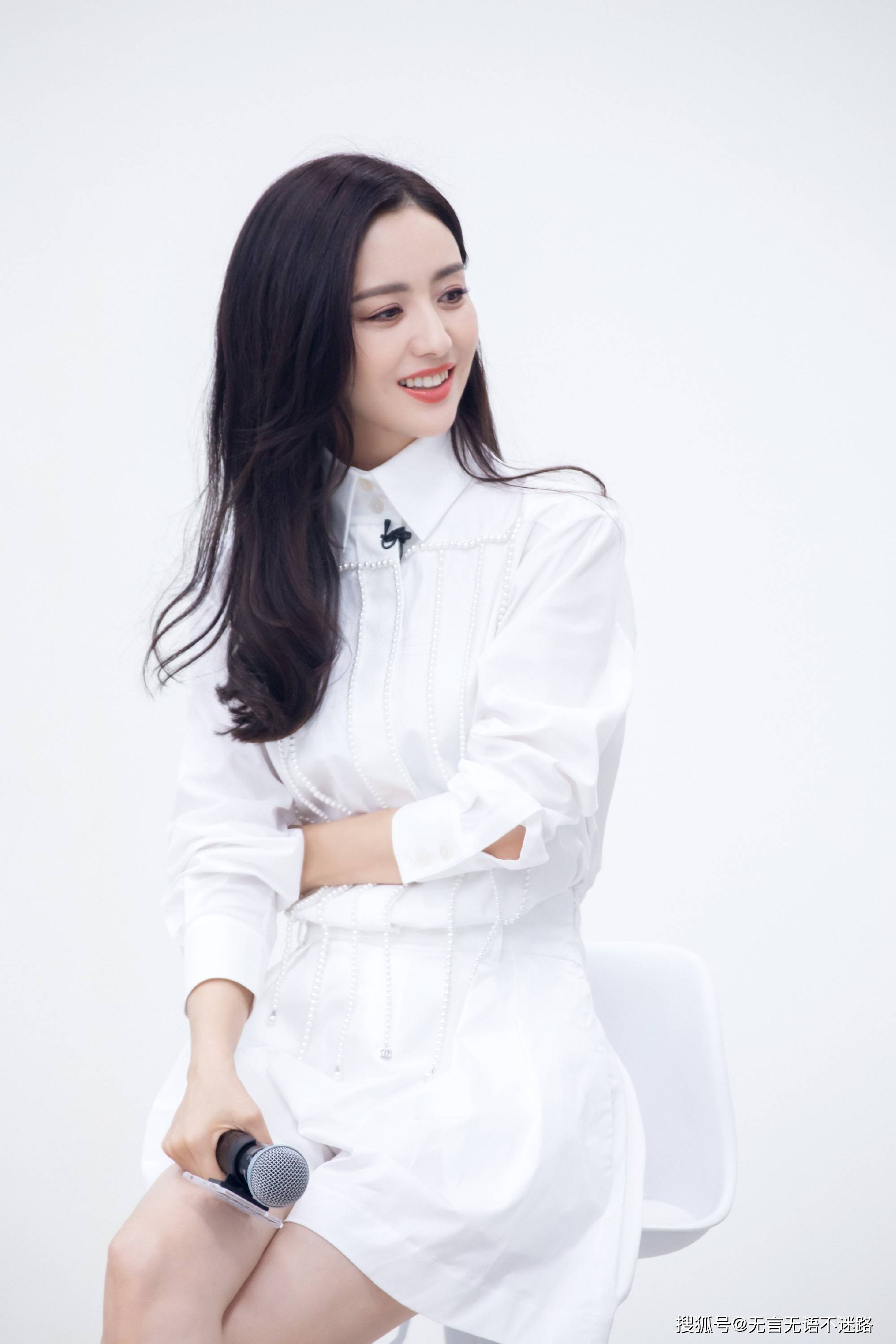 白色|丫丫真的是太适合穿白色衣服了， 绝美！