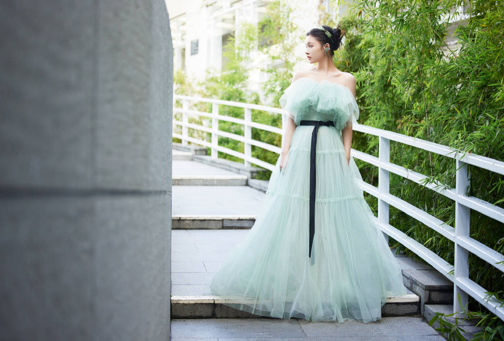 月21日,林允一组青碧色中秋写真曝光,她穿着薄荷绿纱裙搭配清爽丸子头