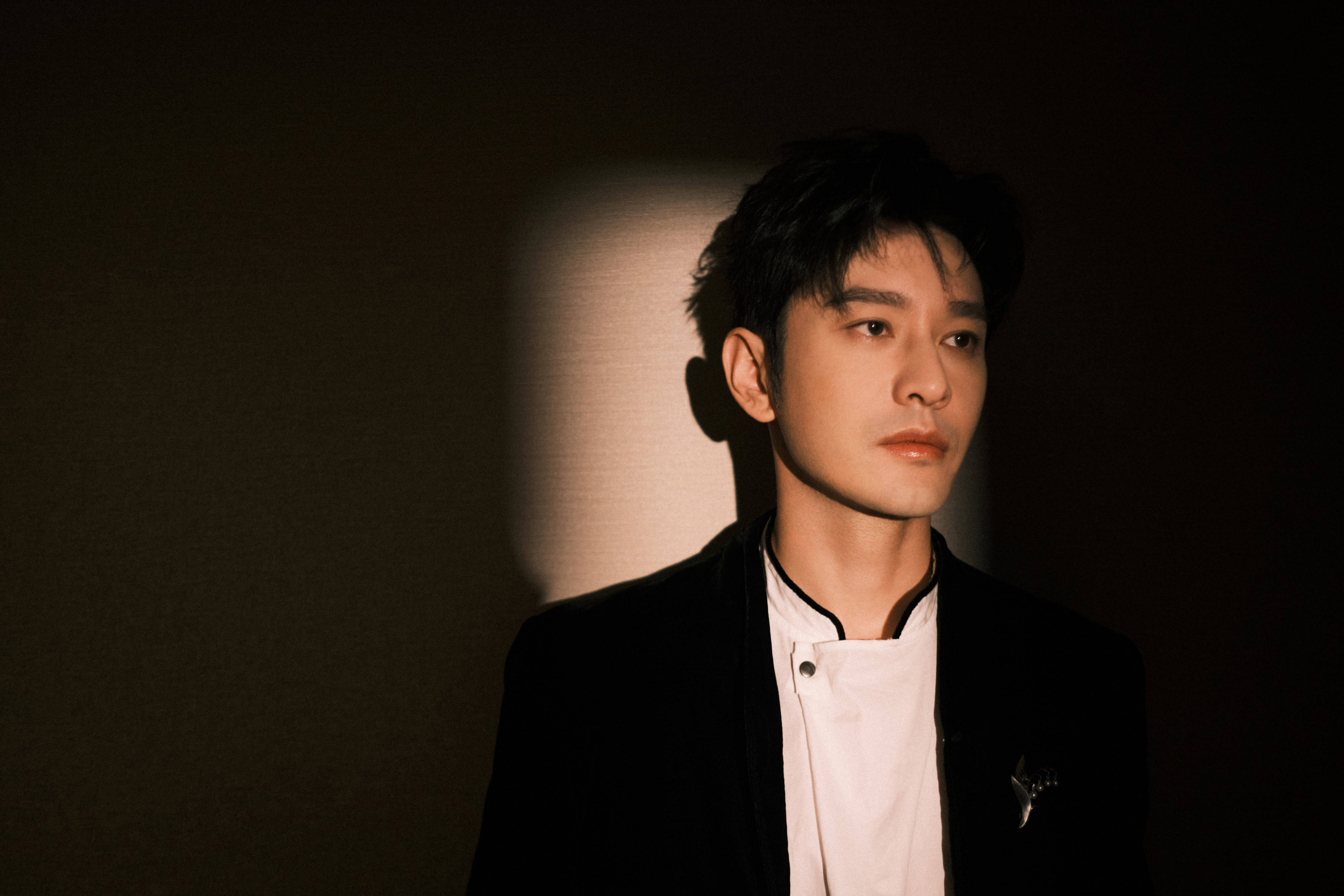 黄晓明献唱大湾区晚会 穿黑西装侧颜棱角分明