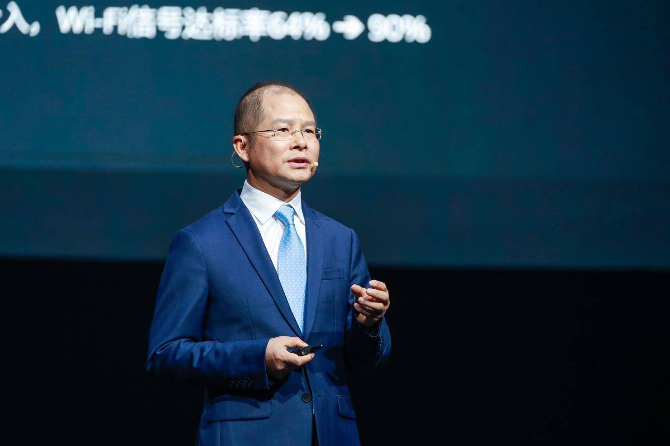 华为轮值董事长徐直军发表深耕数字化主题演讲中表示,5g全球商用