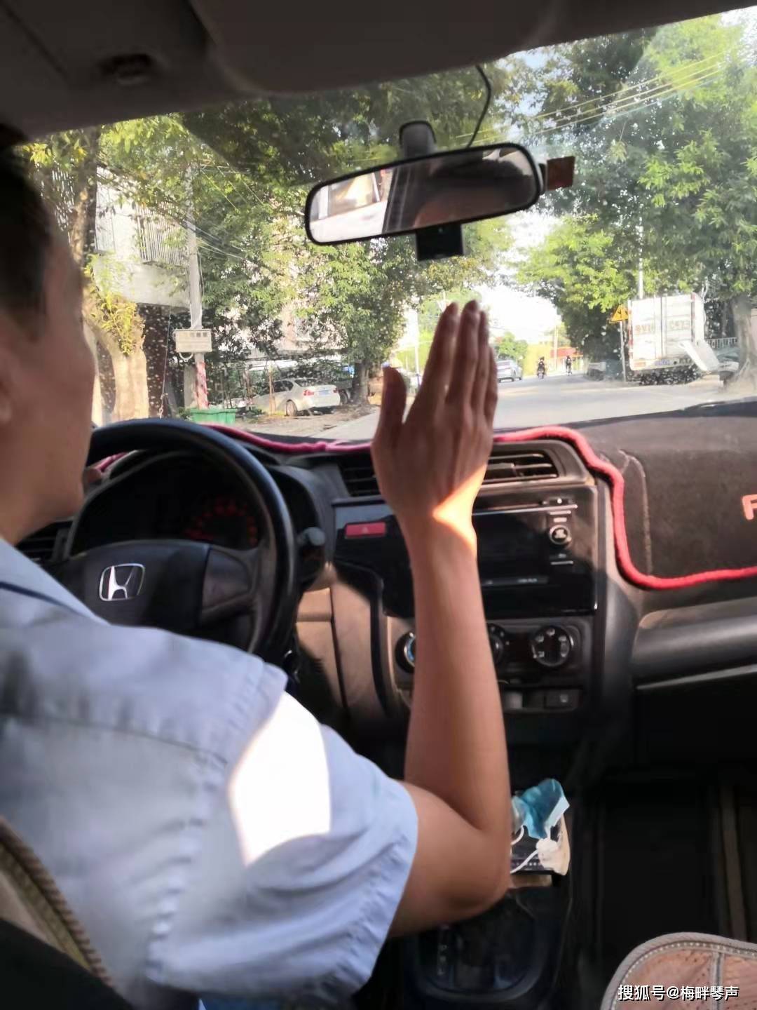 "好像脖子上有几点红色斑点,不过,白天低烧,晚上高烧,反反复复,急死我