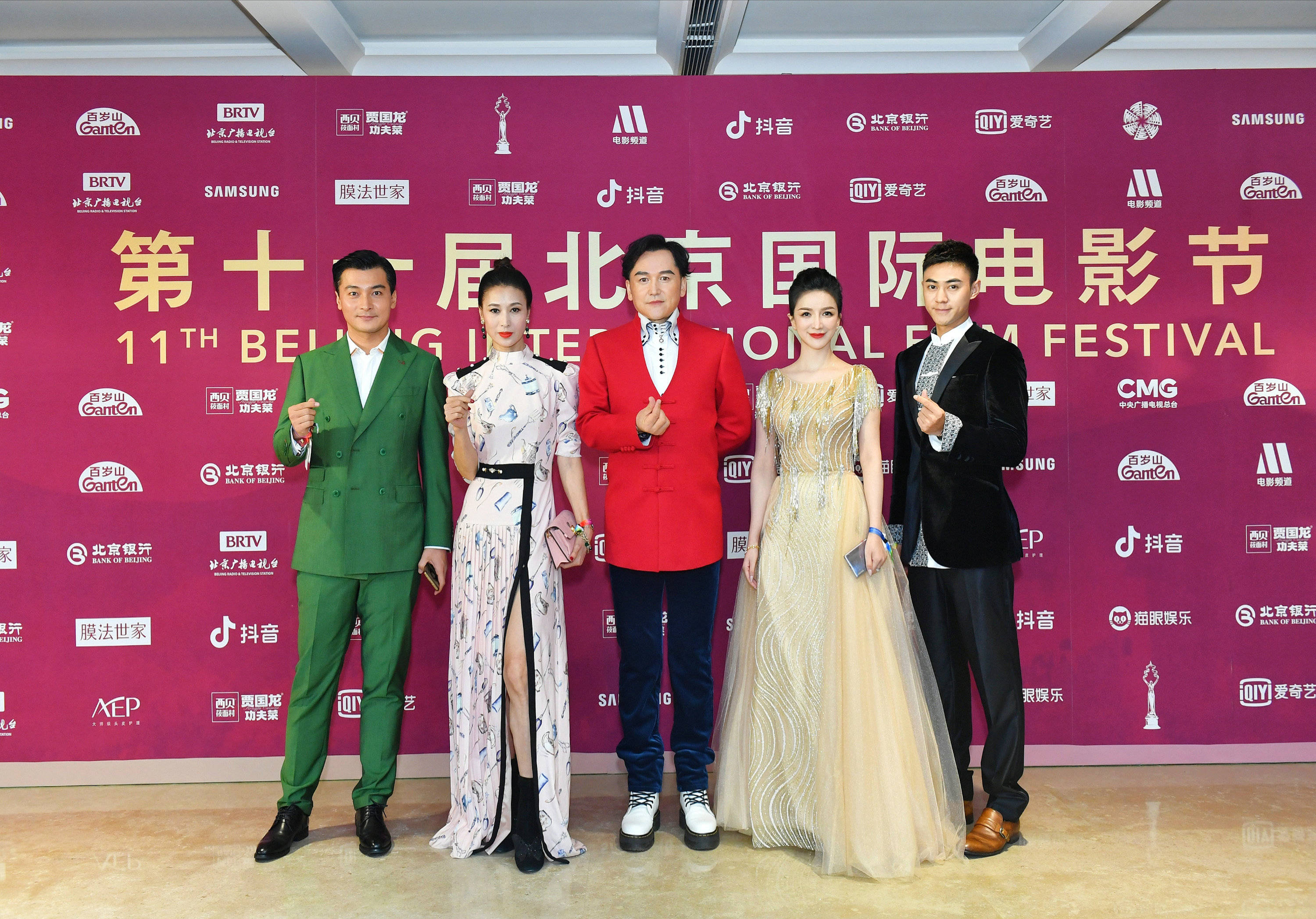 贺刚携两部影片亮相北影节开幕红毯 西装短发帅气儒雅