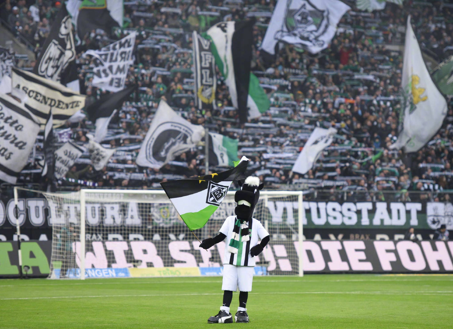 门兴的主场,狂热的球迷氛围也是不容小觑的