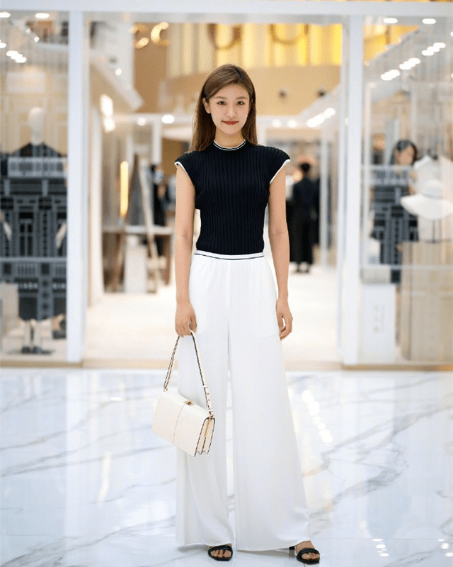 条纹 白裤子可别乱穿，一不小心就尴尬又显胖