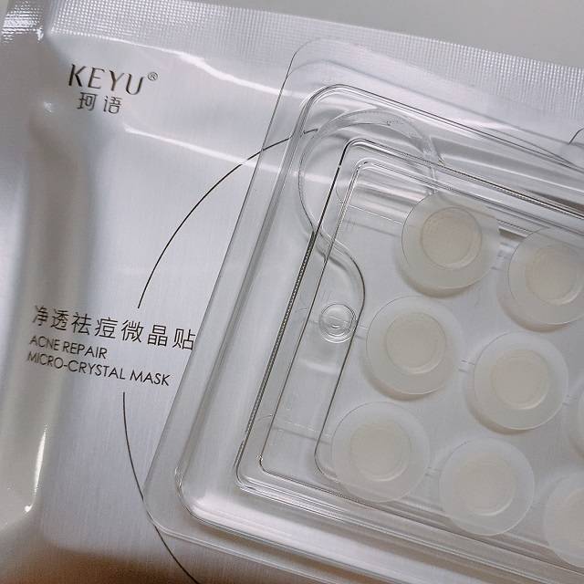 珂语痘贴的原理:采用可溶性微针的技术,将祛痘有效成分赋在整齐排列的