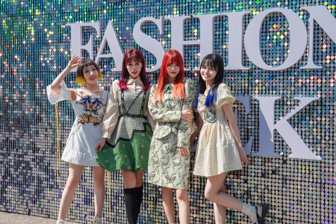 幻境 XUNRUO熏若 x Hello Kitty&amp;Friends联名系列 2022春夏 中国国际时装周秀场