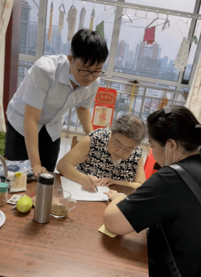 建行天津南开怡和家园支行 心系群众解急难暖心服务获称赞 郑博