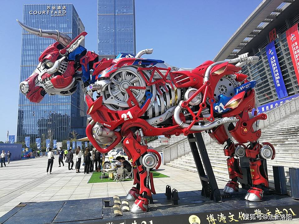 郭跃铮摄室外展区高高屹立的一座巨型机械牛"擎天牛21号"成为吸睛亮点