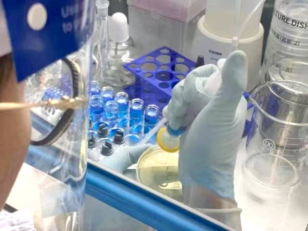 徐伟|高中学历自制药救子父亲：“亲身试药”，为何这已经完全超越爱？