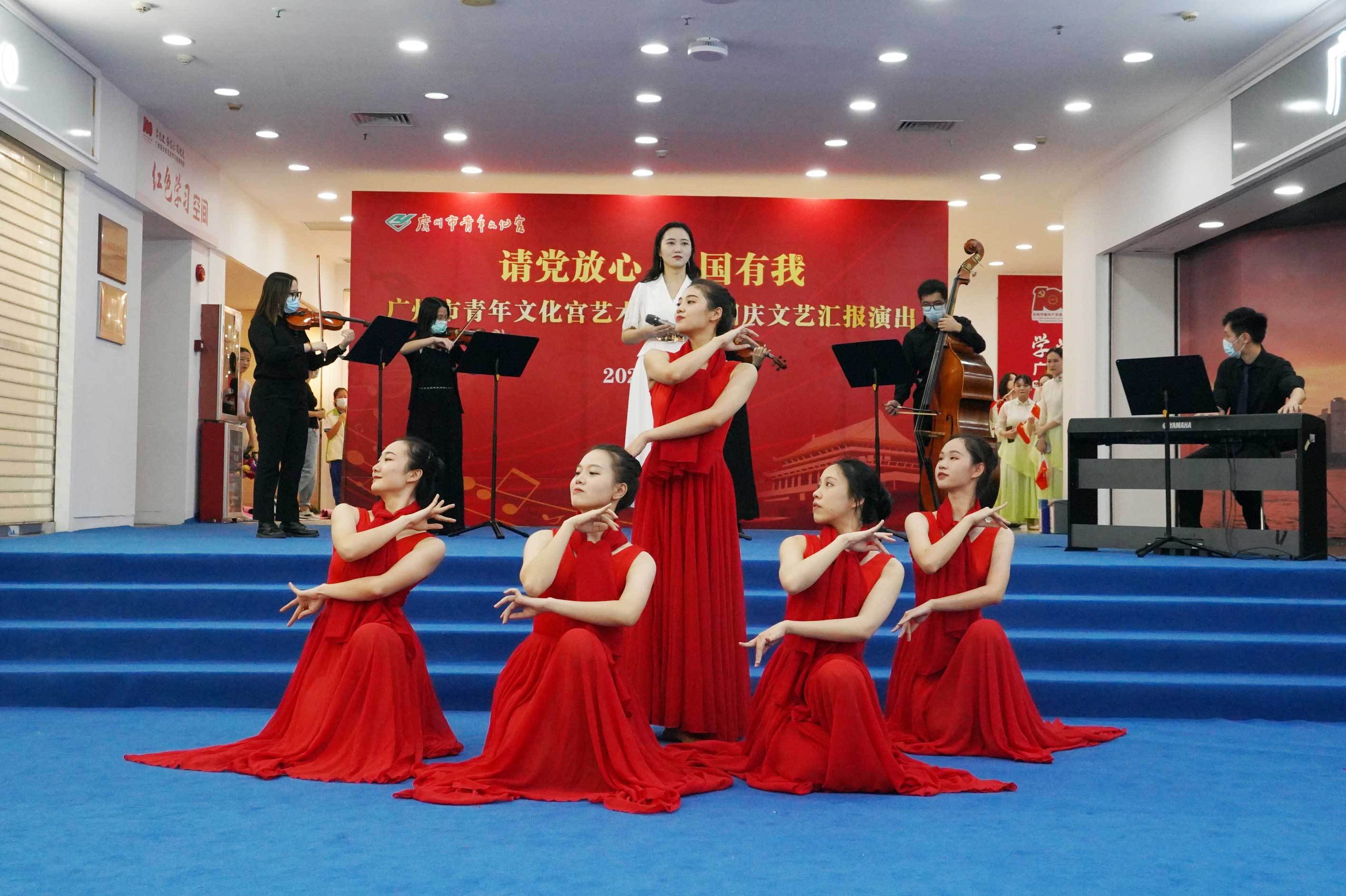 青春歌舞贺国庆,红心奏响爱国情