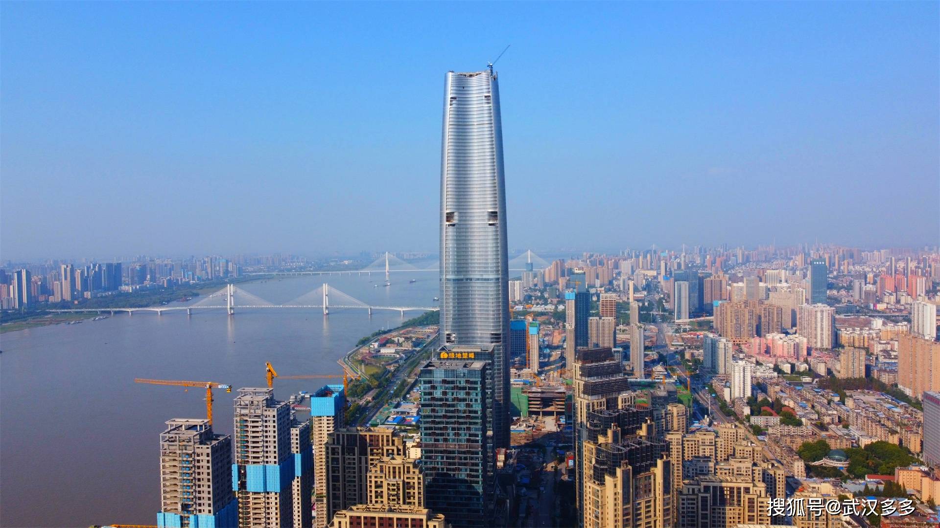 航拍即将建成的武汉最高大厦