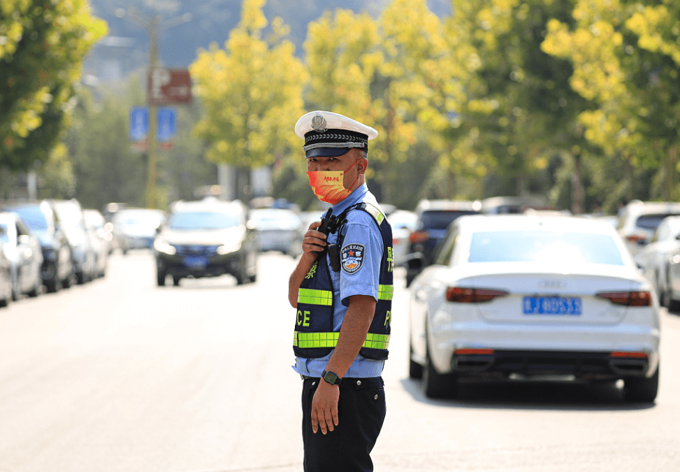 国庆假期坚守岗位 他们是"最美风景"