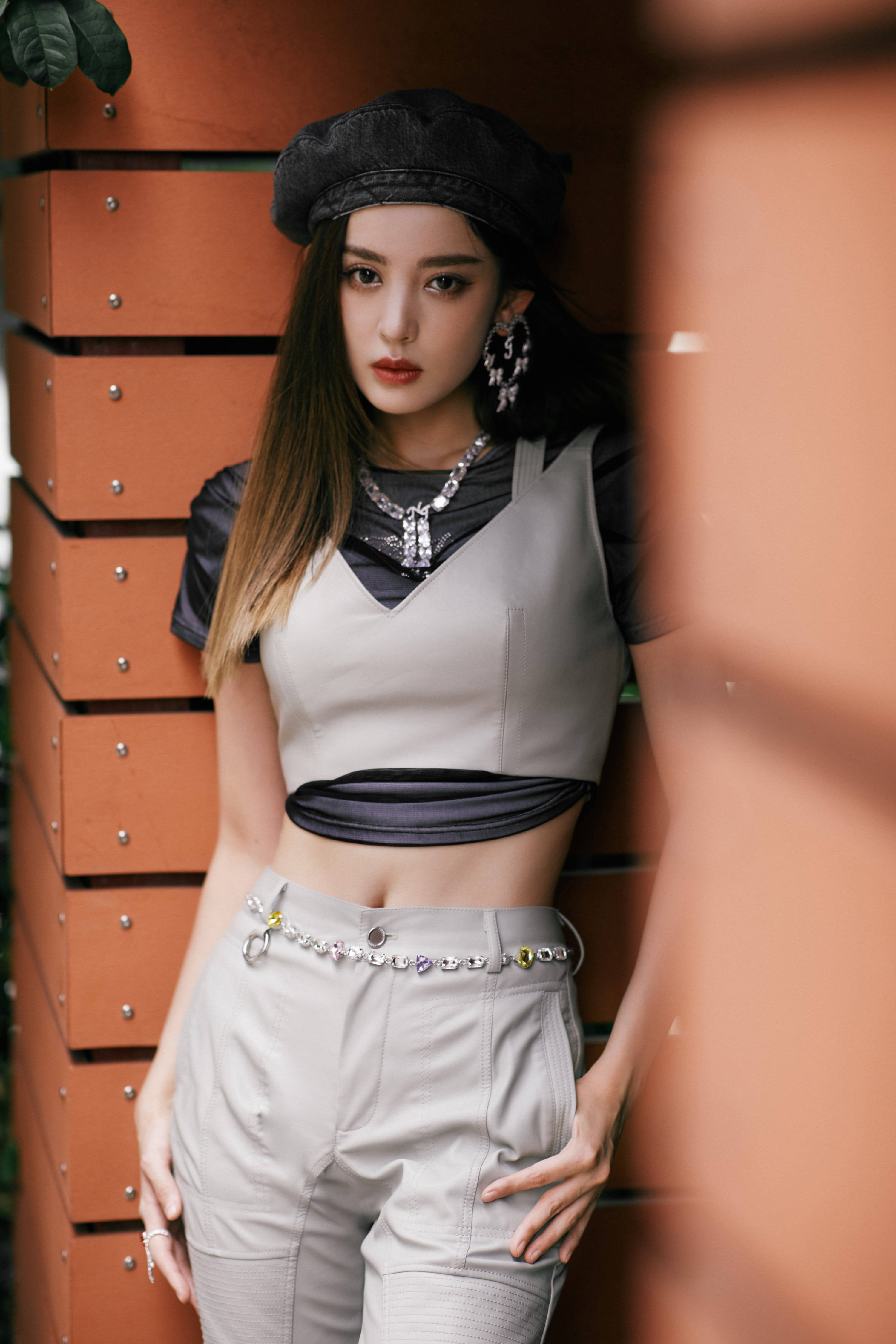 古力娜扎戴贝雷帽 穿皮衣露肚脐眼