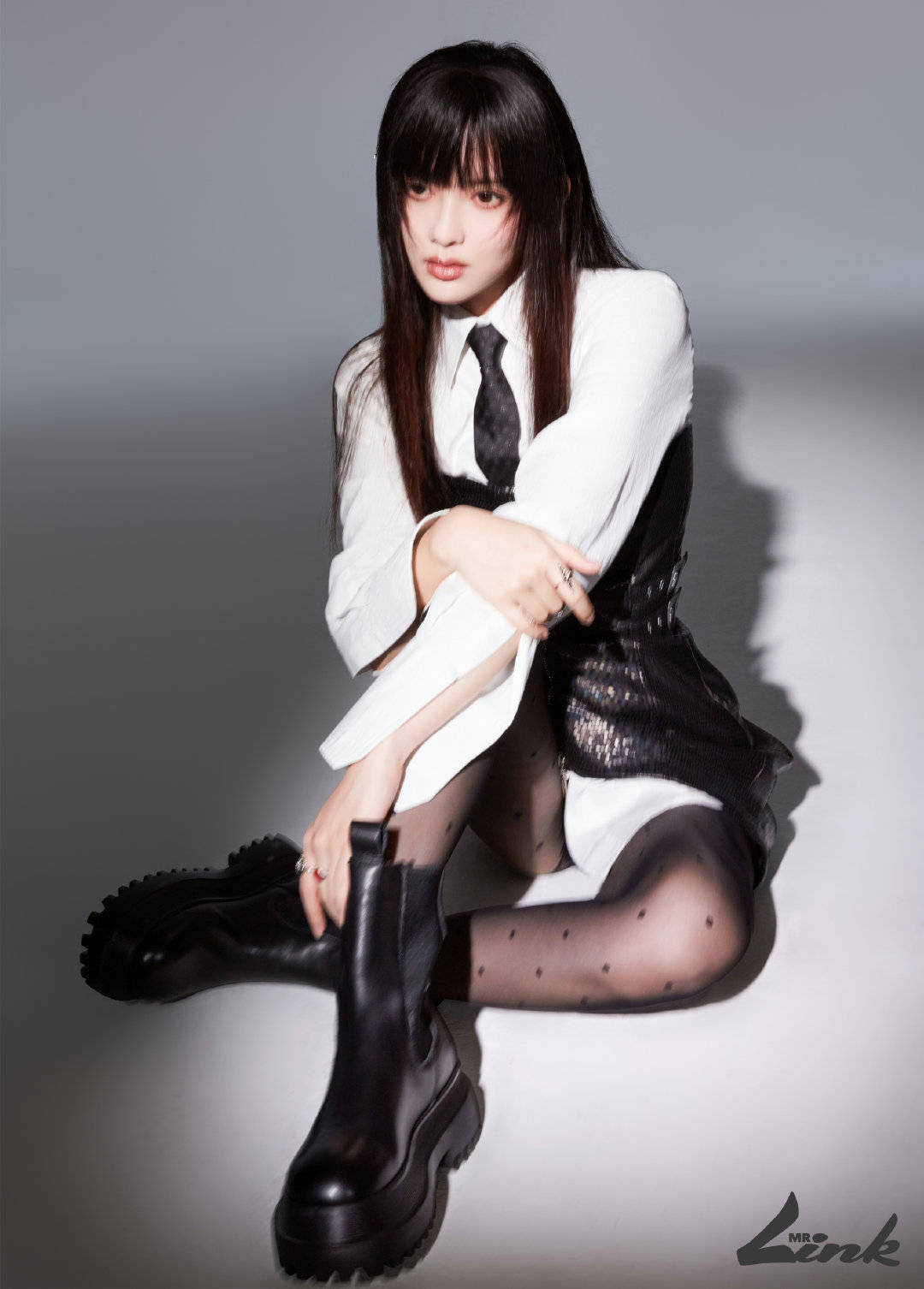 孟子义穿紧身黑裙秀纤细长腿 海军风造型性感妩媚