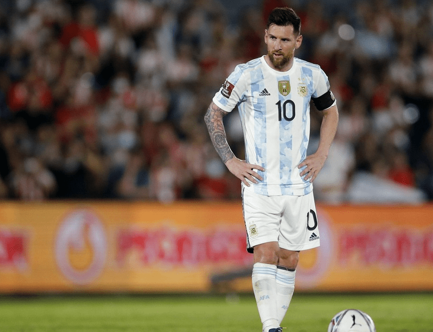 高清图:梅西带球遭遇拉拽 主罚任意球认真观察