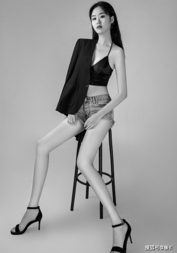 通告 模卡 推荐艺人：鹿柯