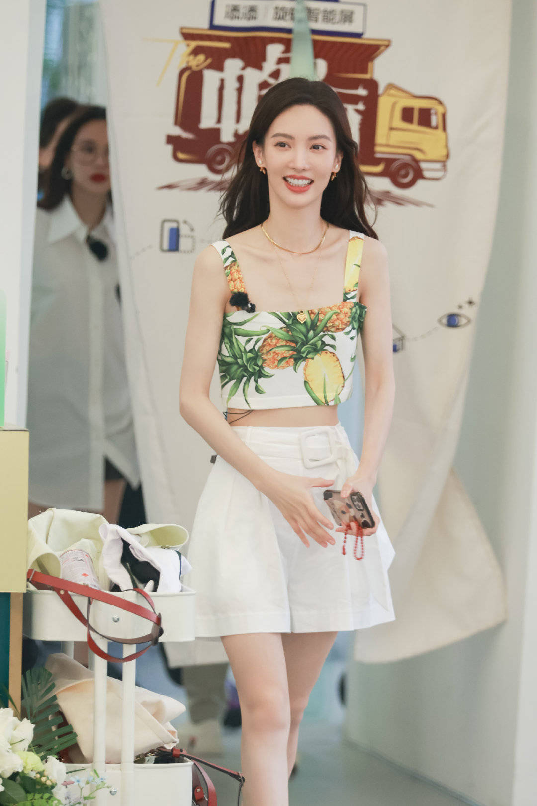 金晨穿吊带短上衣秀小蛮腰 笑容甜美变身明艳少女