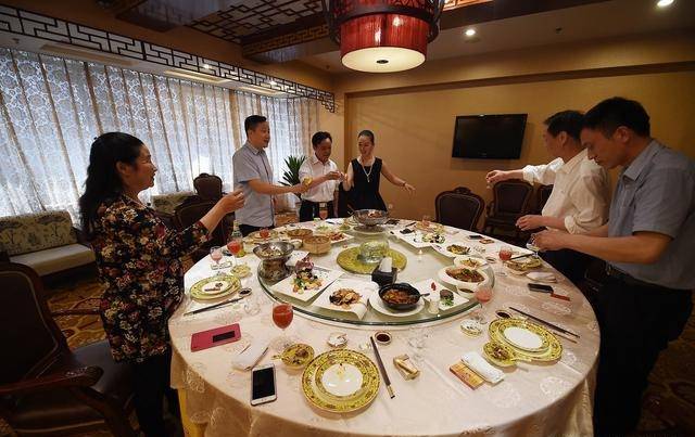 飯局上領導帶朋友點菜很貴怎麼辦彆著急買單過來人用這5招