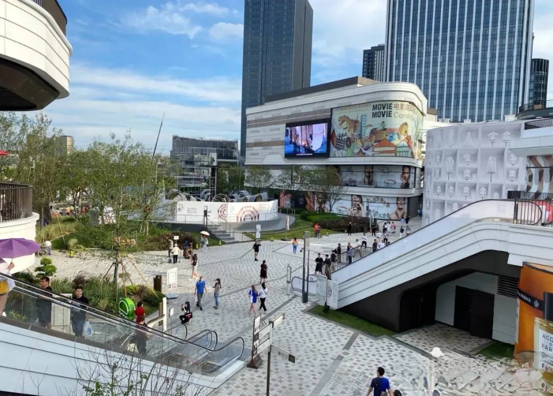 而且,除了地面达8000㎡的中央公园绿地,前滩太古里还设有屋顶花园和