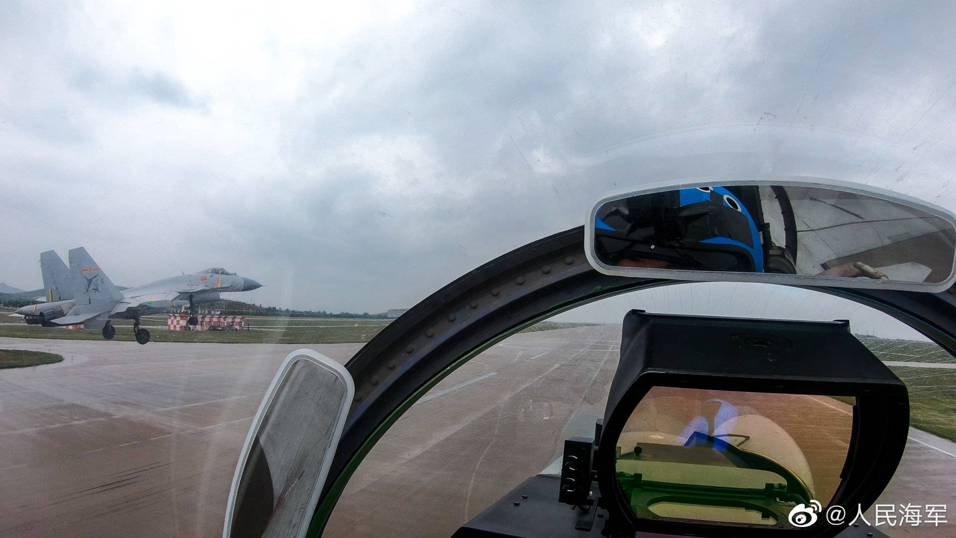 飞鲨歼15战机雨天出击