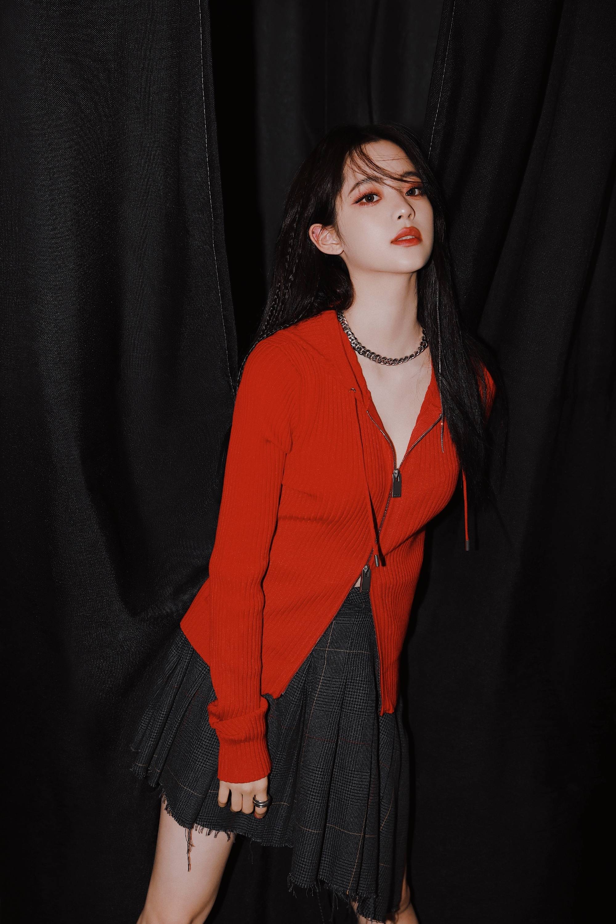 欧阳娜娜摇滚风造型酷飒 吉他在手显音乐少女本色