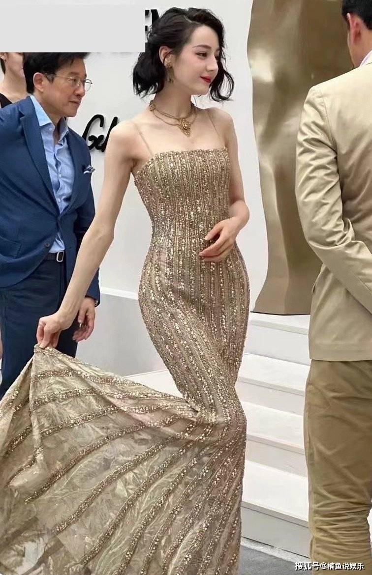 迪丽热巴又美出圈了!穿金色鱼尾长裙风情万种,妥妥的人间尤物_女明星