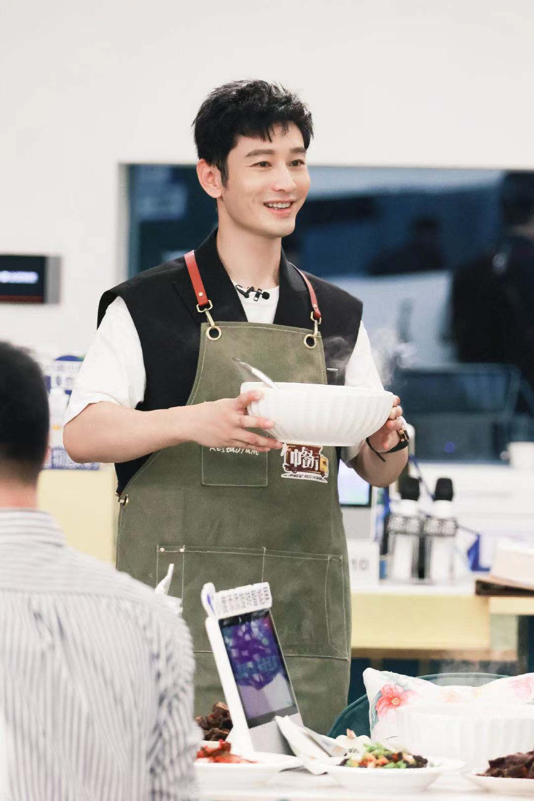 黄晓明发长文告别《中餐厅5》食物会带来快乐