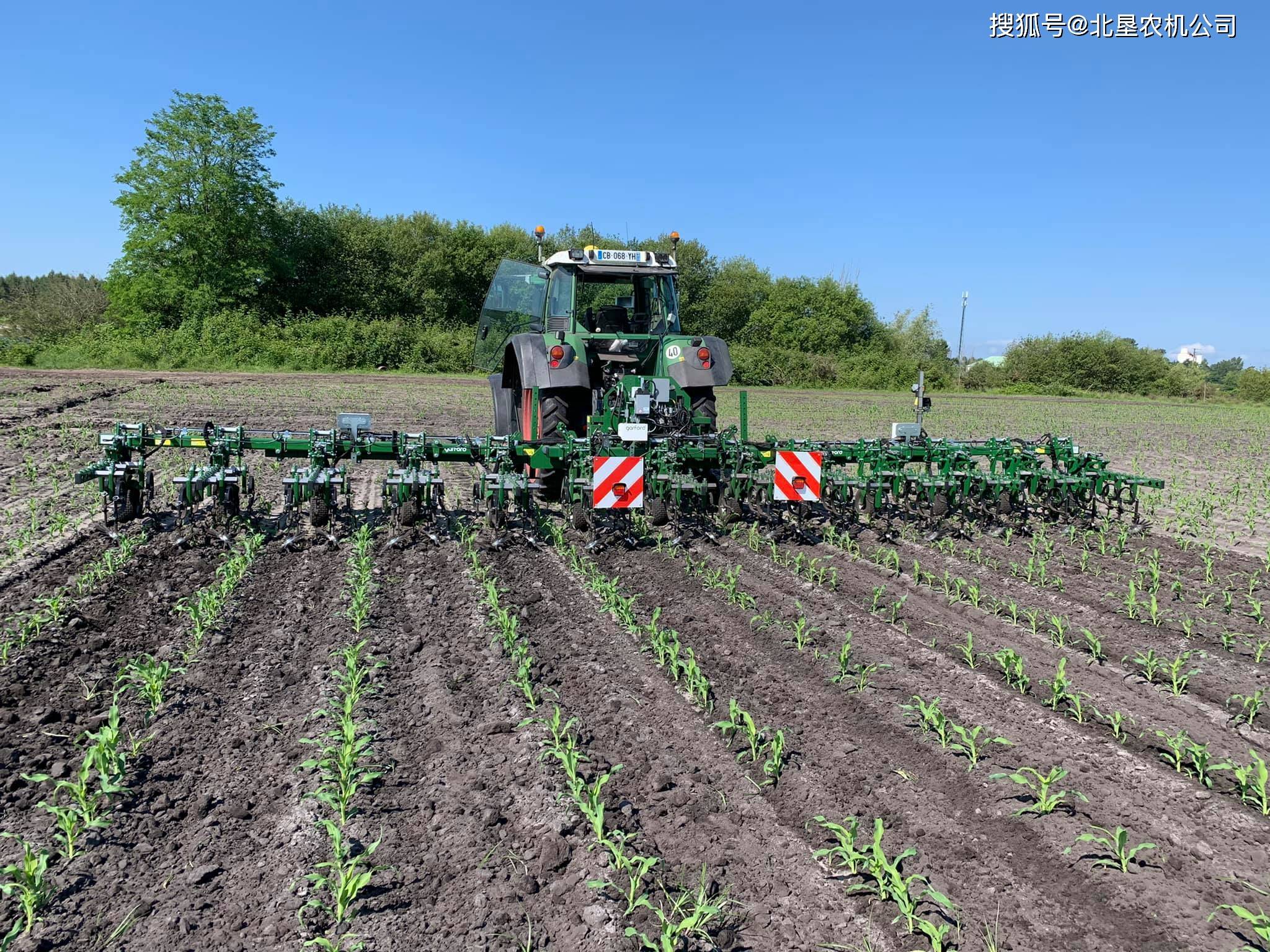 英国garford嘉福德除草机器人在不同环境下作业