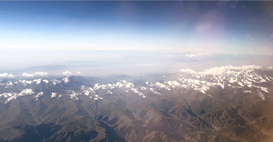 坐飞机去克拉玛依旅行，万米高空上，为什么一定要坐左边靠窗位置