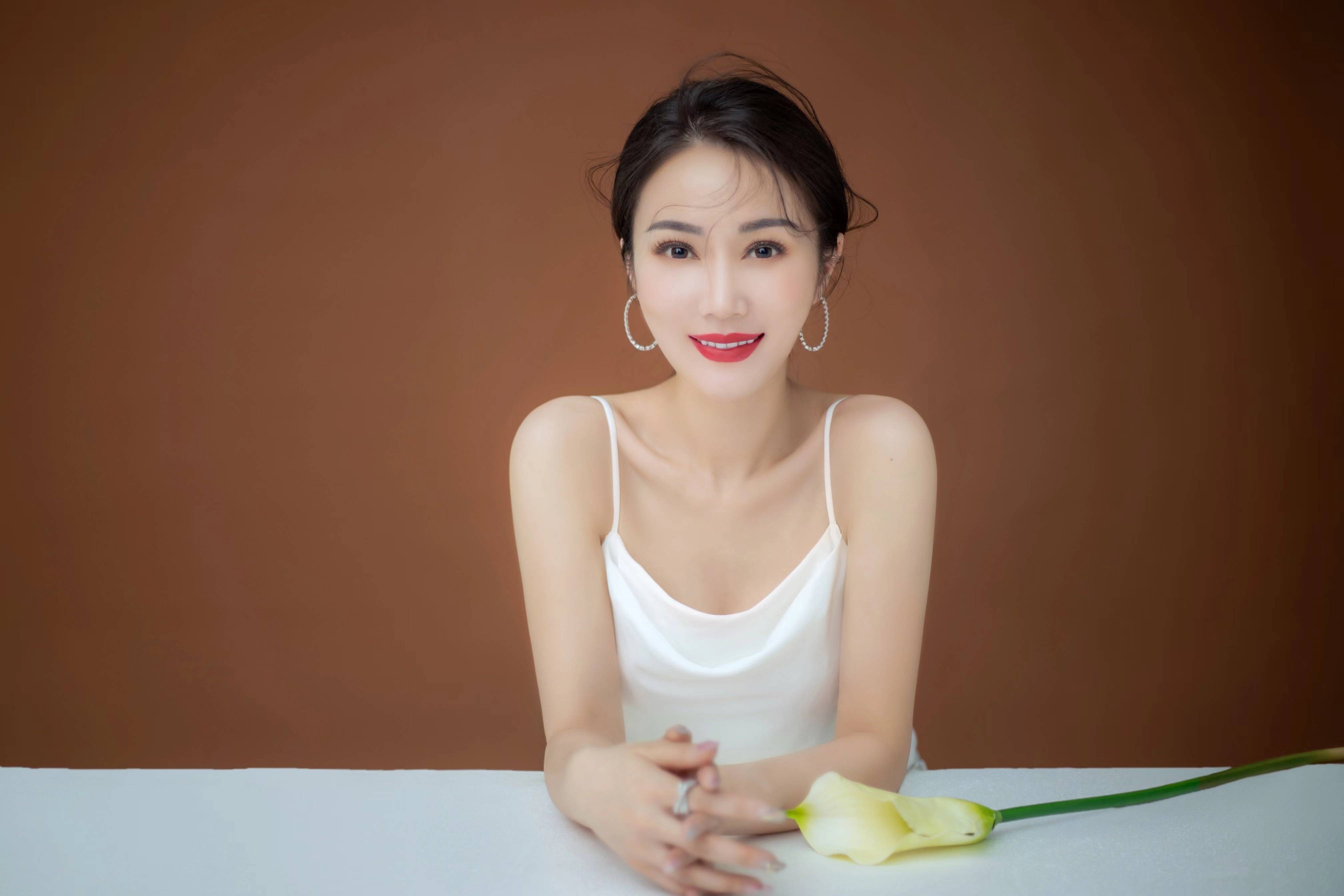 让我们带着一颗平静的心去审视,去感受,女性的冷艳,女人的孤独,惆怅