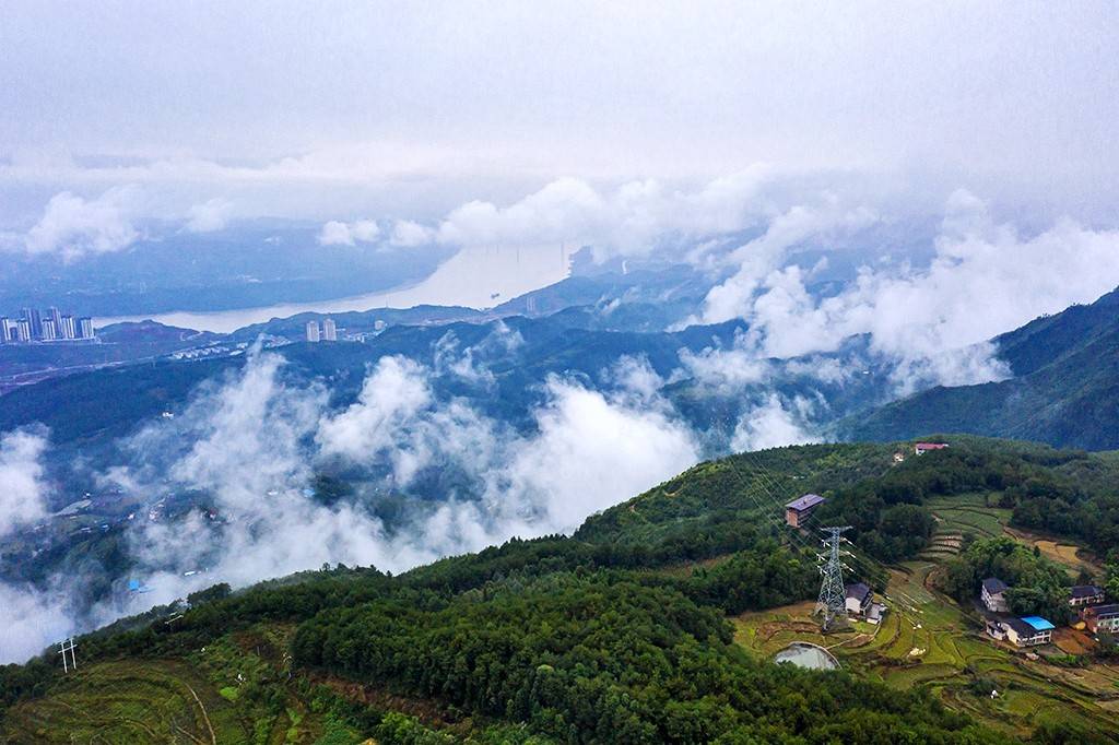 重慶忠州大地雲海茫茫宛若仙境