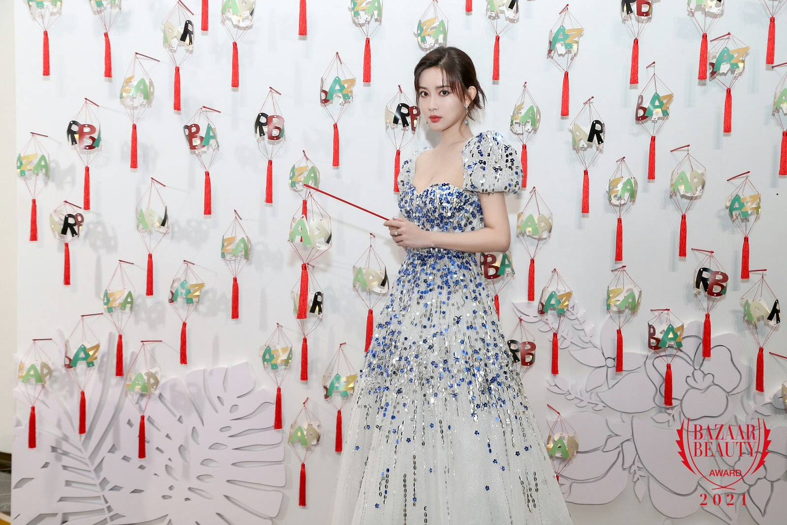 当晚,孟子义一袭银河流光亮片礼服,轻盈薄纱上点缀蓝色晶钻,宛若璀璨