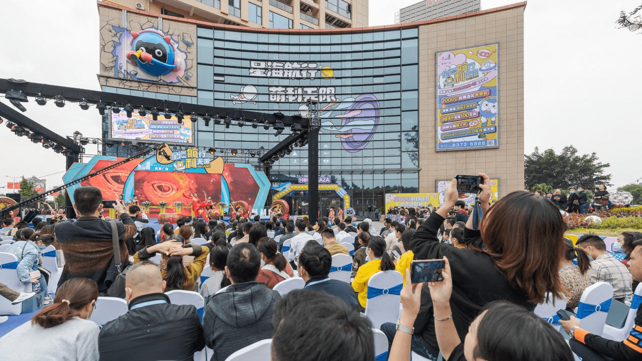 16彭州航利广场欢乐启幕!航宝家族萌趣空降!