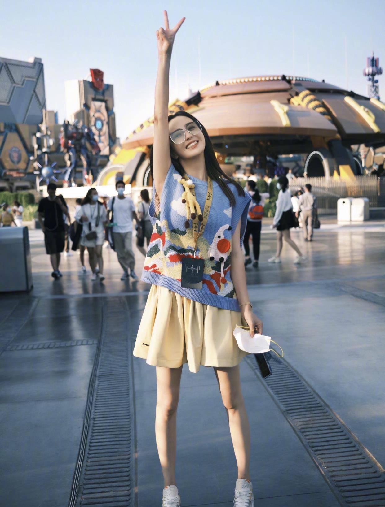 身材 黄色的吊带裙简单又清爽，给人一种明快的感觉，甜美感十足